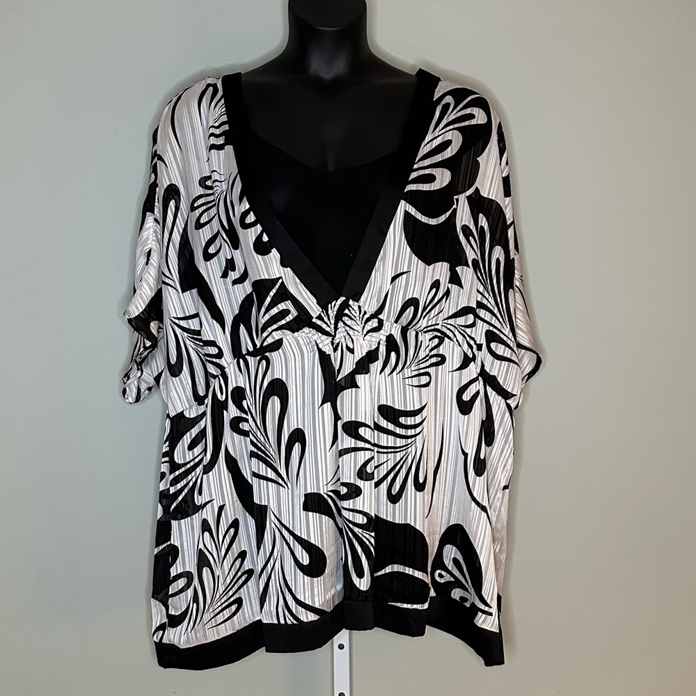 Black and white dress blouse. 30/32 Avenue